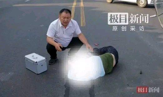 7月21日清晨，湖北枣阳一女子被半挂车撞倒，头部血流不止还伴有骨折。关键时刻，5