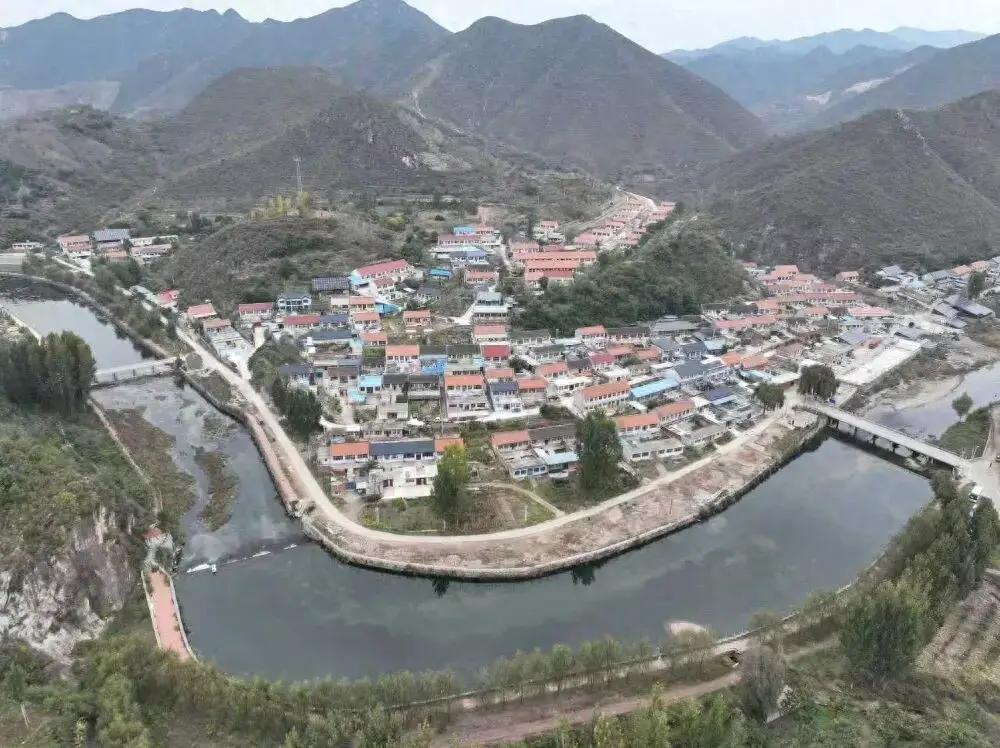 河北青龙满族自治县凉水河乡清河沿村，一户村民正在自家院落里进行着一场特殊的