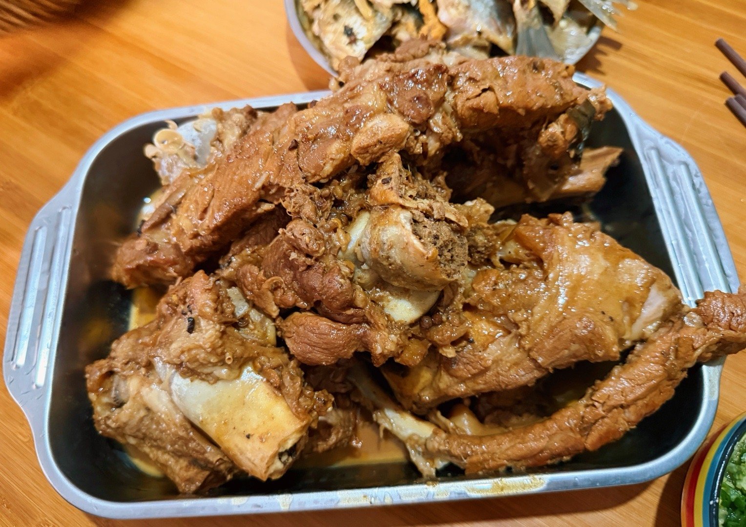 在孩子姥姥家的午饭，蒸马齿苋、煎金蝉、炖鱼、炖排骨。地地道道的家的味道