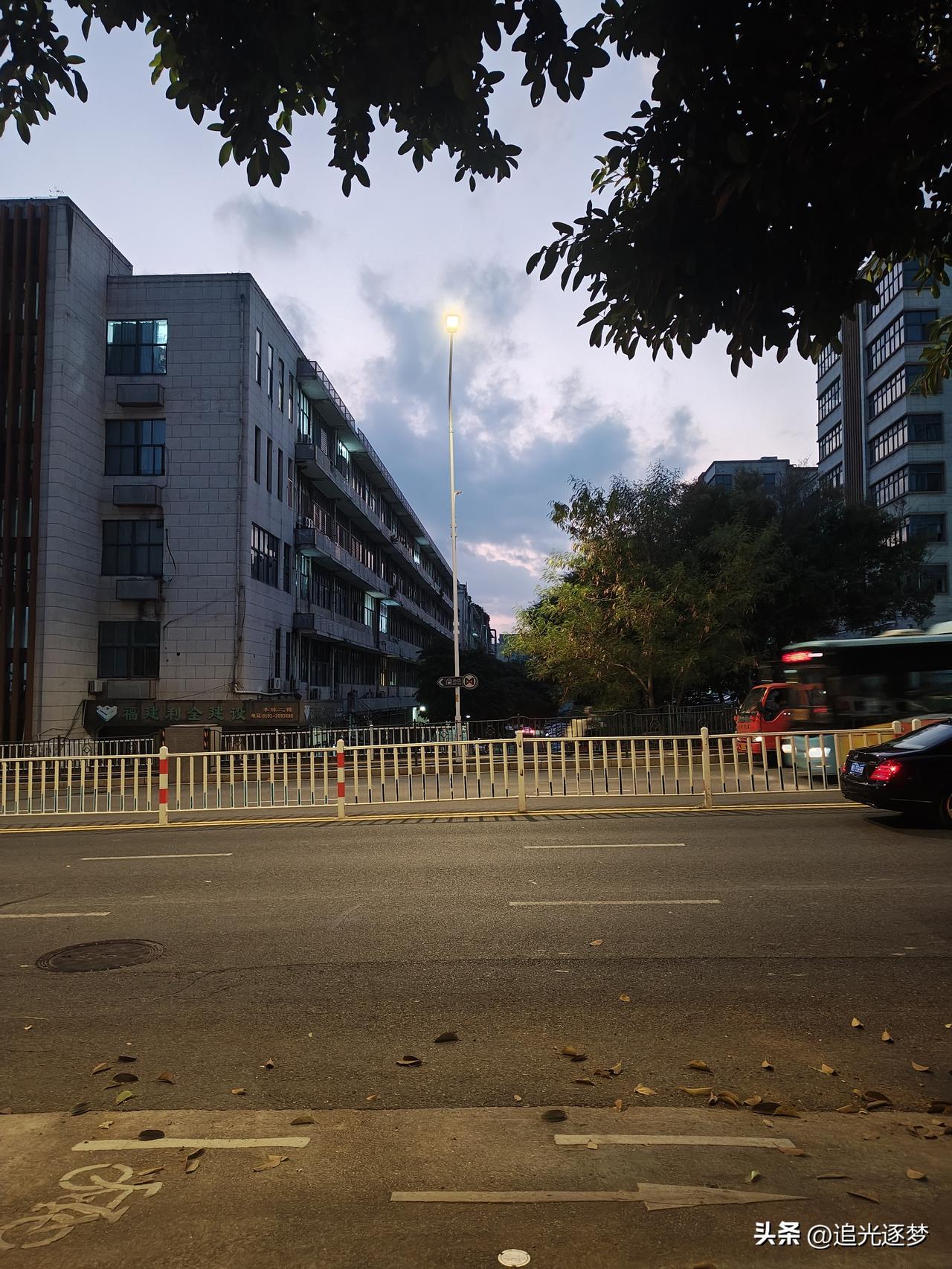 1.✅车距比平路再拉大：山路弯道多、视线受阻，刹车和反应空间都比直路小，跟车距离
