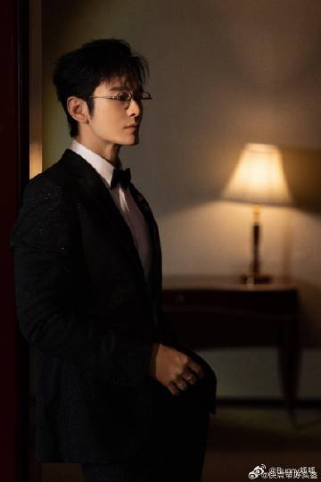 黄晓明万茜澳门风云 黄晓明与万茜一出场，澳门的江湖气息瞬间拉满！这对豪门姐弟默契