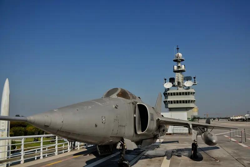 法国核航母的舰载机挺有特色。就拿“阵风M”来说，它是法国航母主力舰载机。“阵风M