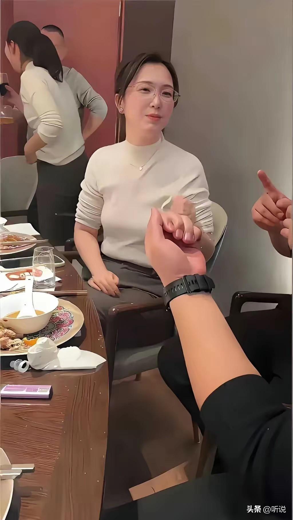 不用怀疑，这肯定是老同学了