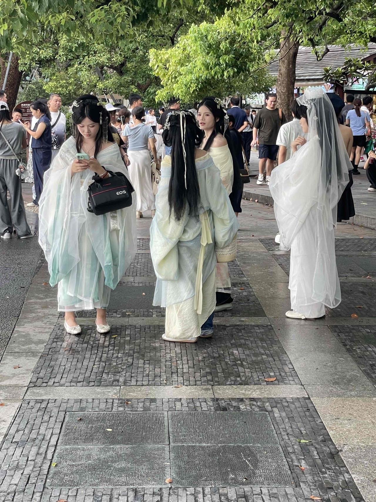 杭州西湖到处都是白娘子西湖畔的小仙女 西湖人群