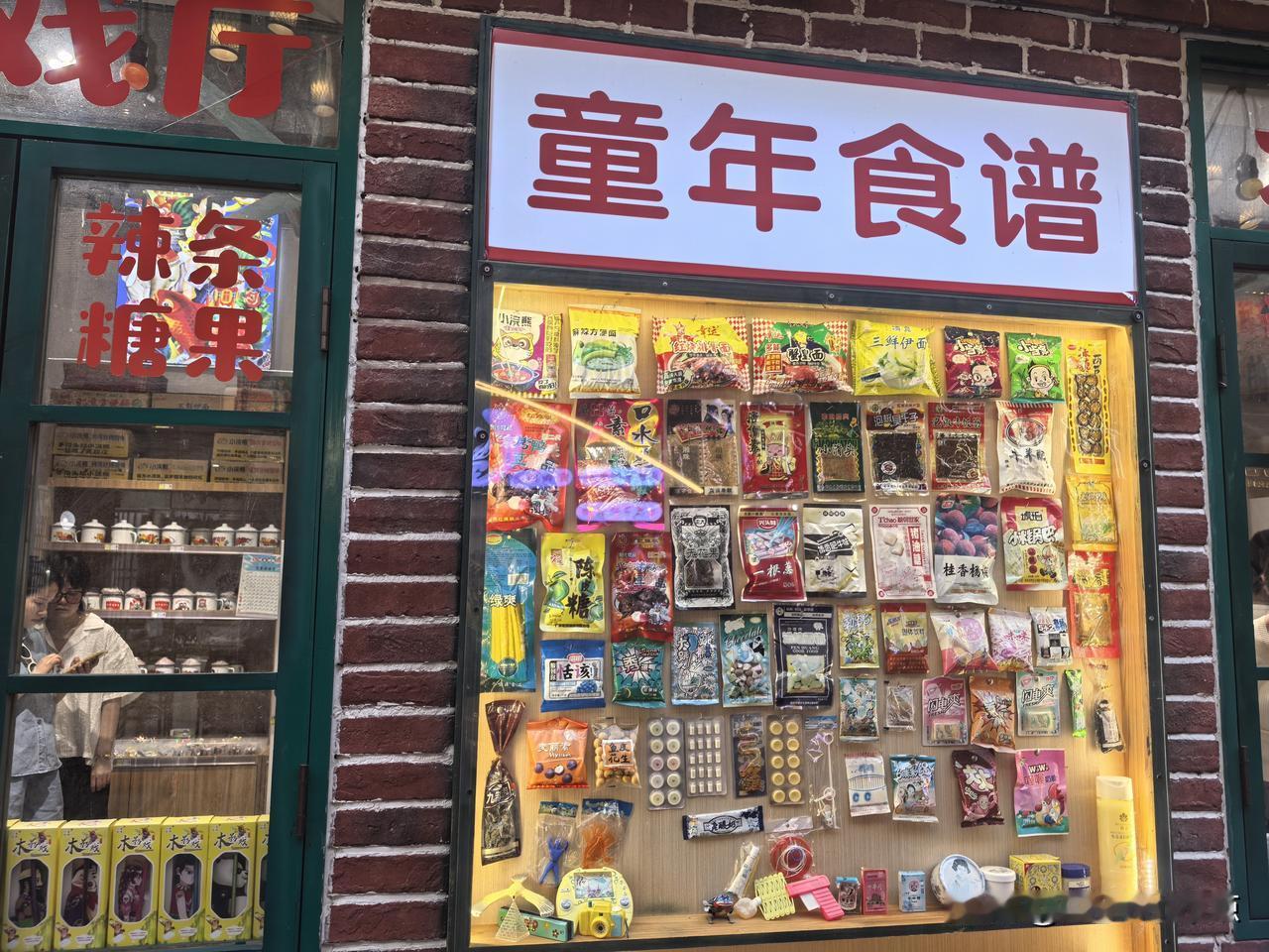 现在社会离婚率居高不下，个人认为背后缘由很多。
首先是社会观念的转变是关键因素。