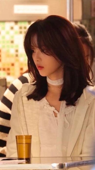 天鹅颈配蕾丝边儿太对味了 杨超越郑雨 杨超越今天是太阳雨