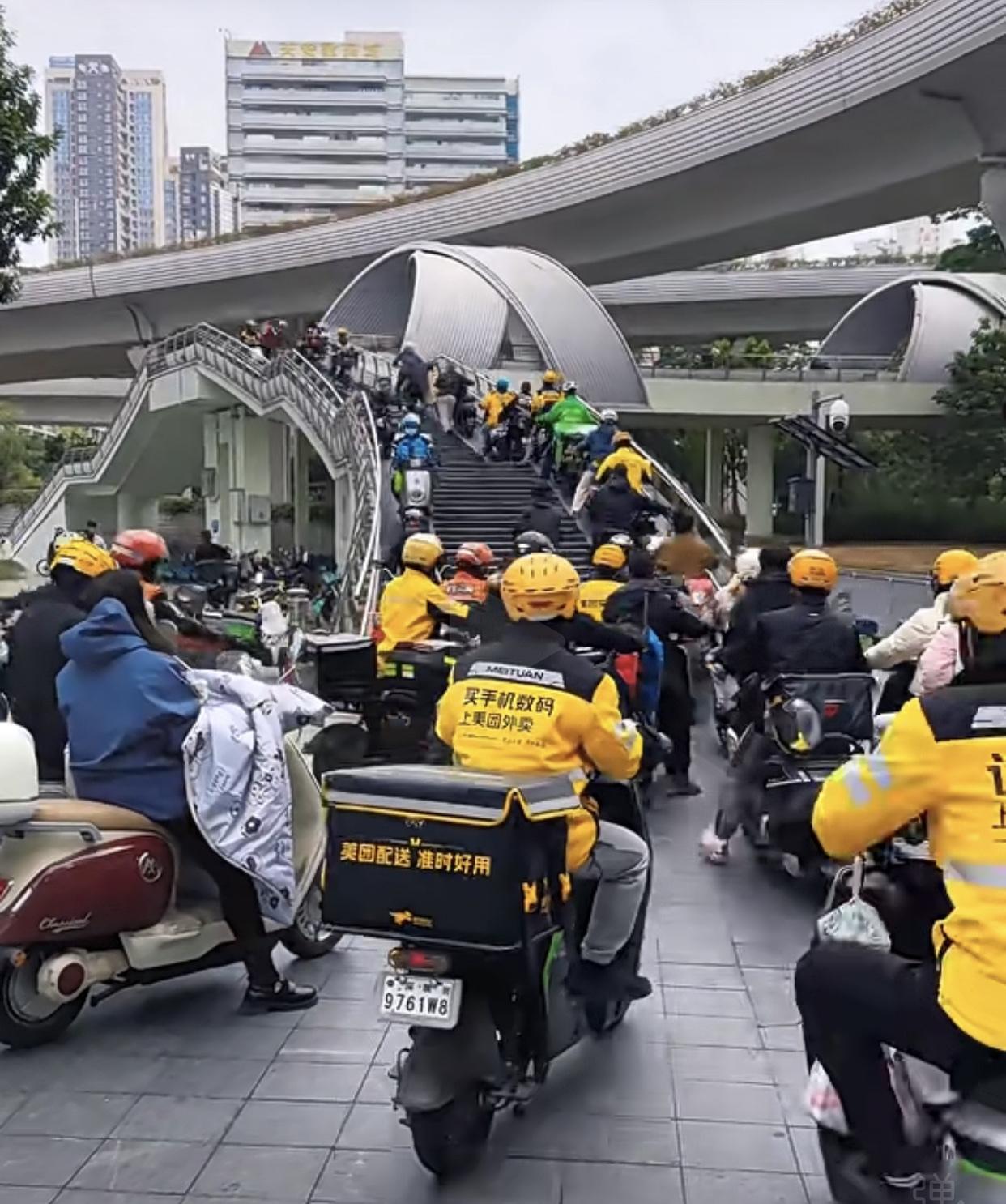 深圳这座天桥，两边坡斜坡太窄边，骑车小心翼翼像过独木桥，我一个老车手走这总是胆战