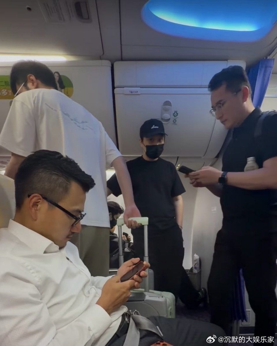 网友坐飞机偶遇张凌赫，就静静躺着休息，没有翘脚，没有玩手机，也没有东倒西歪。捂得