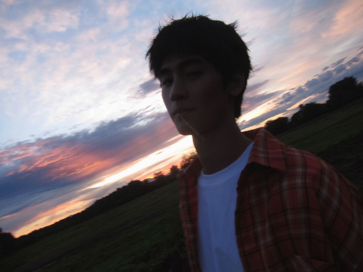 黄俊捷千禧年夏日梦境一场避开燥热骄阳，历经阴云细雨、落日余晖与静谧蓝调时刻的幻境