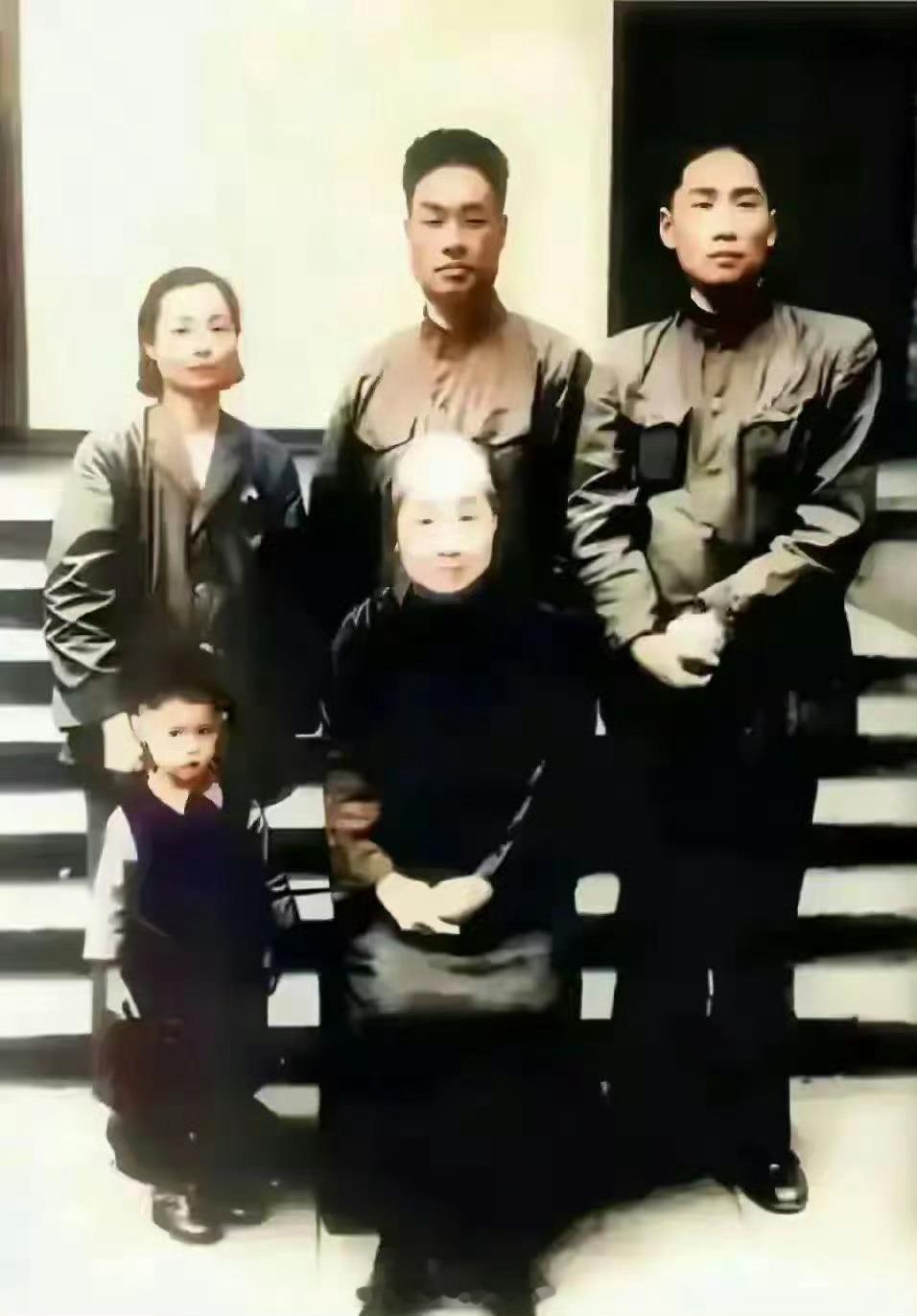 资料：1950年，毛岸英赴朝前回湖南与外婆、舅舅一家人合影 