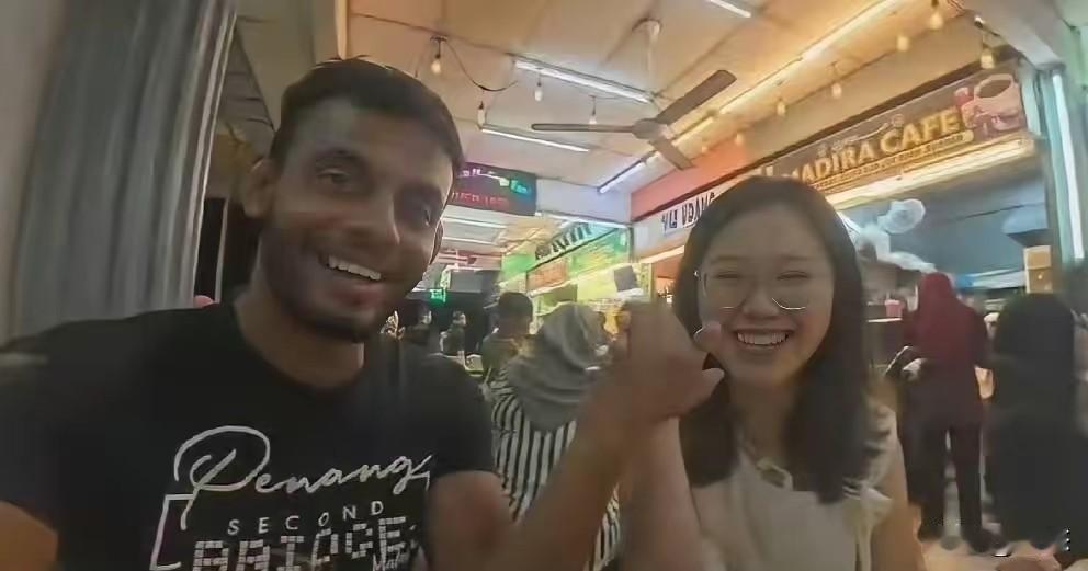 印度男子牵手中国女生，看着笑容，应该是互相喜欢。没想到印度人在中国也受中国女生喜