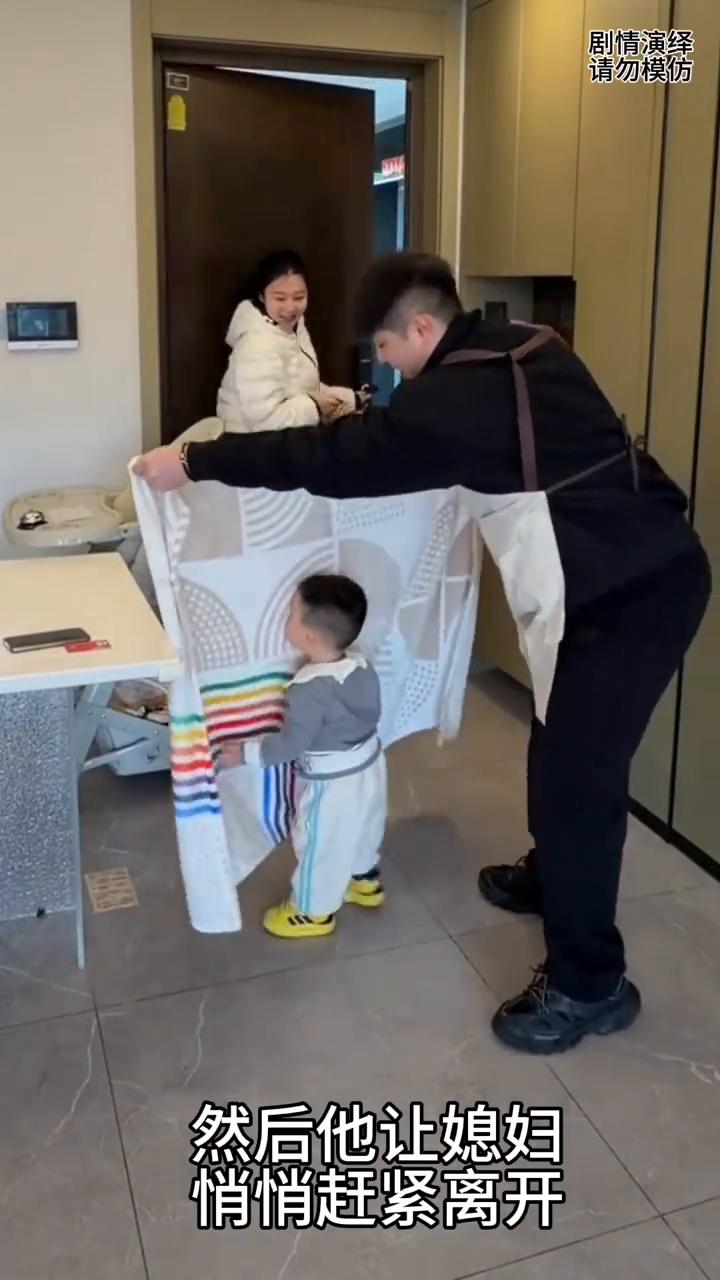 儿子黏着妈妈哪也去不了，下一秒丈夫的做法太有才了。
儿子天天黏着妈妈哪也去不了，