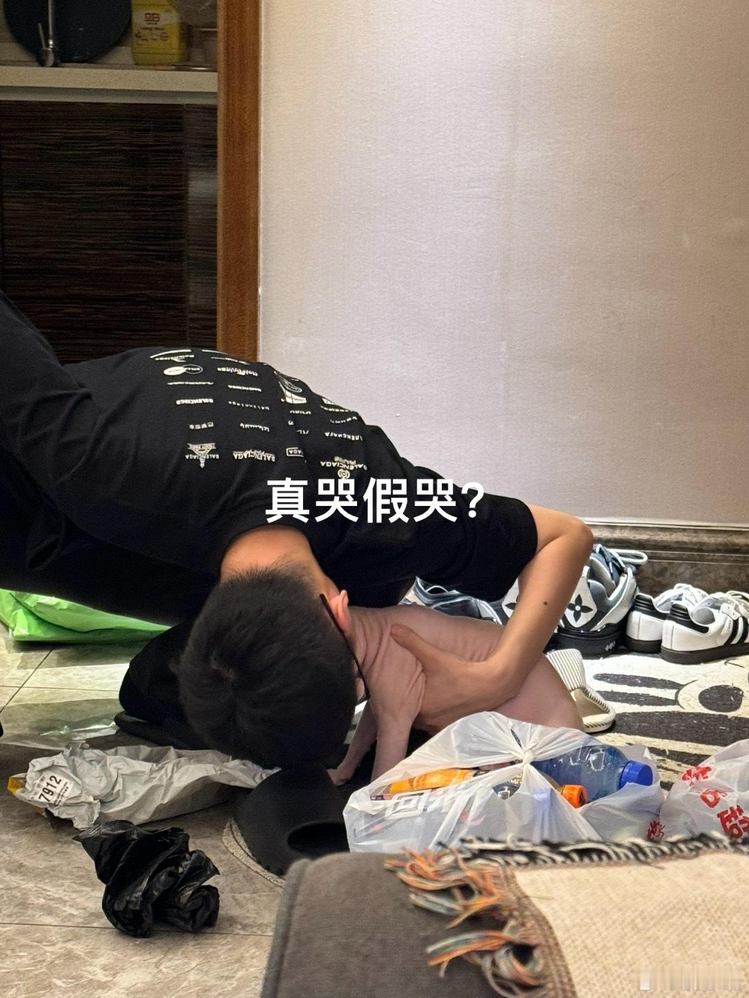这家里面都没正常人[允悲] 吼哈打架的互掐的老鼠跟他妈成龙历险记似的跳起来踹 一