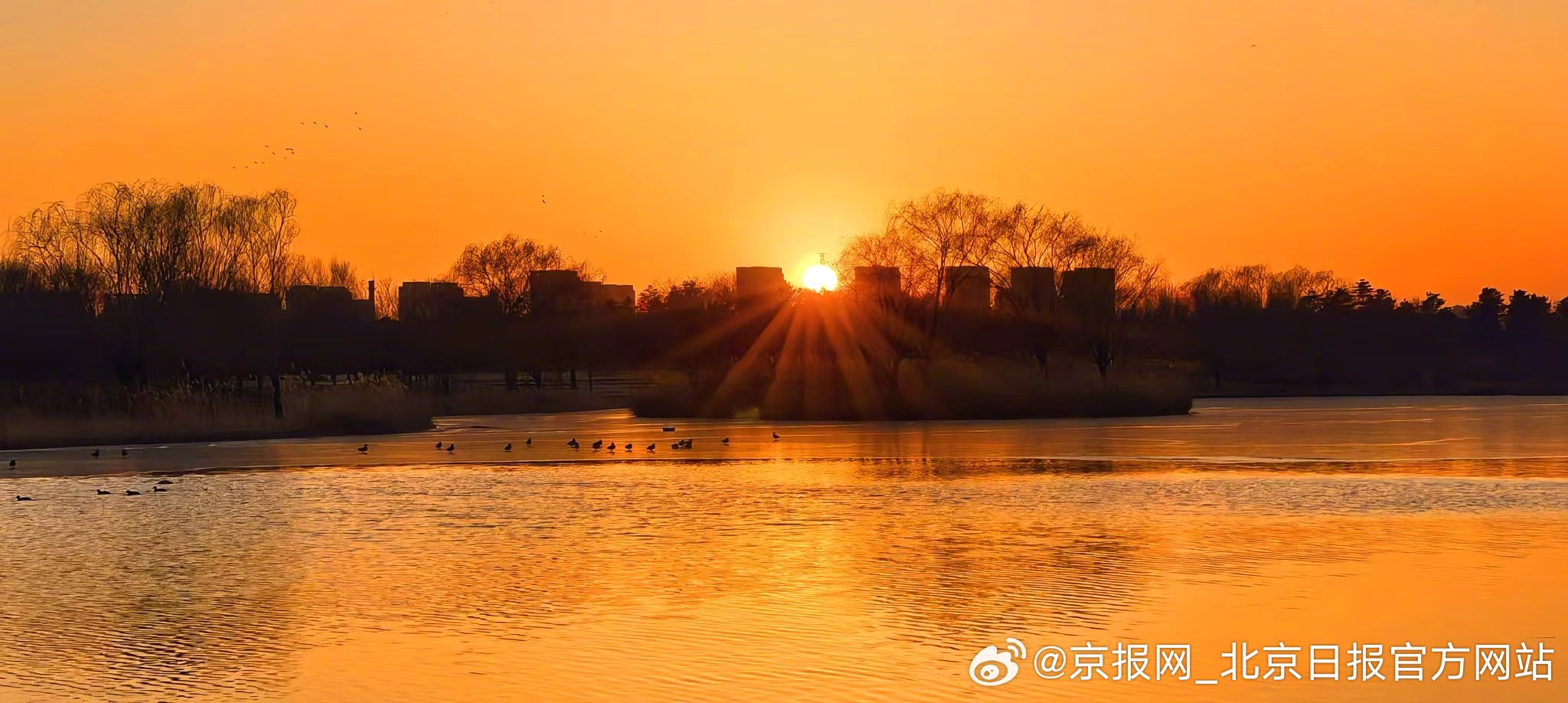 【#北京红火晚霞陪你过腊八#】#北京腊八晚霞祝你事事周全#  1月26日，腊八佳