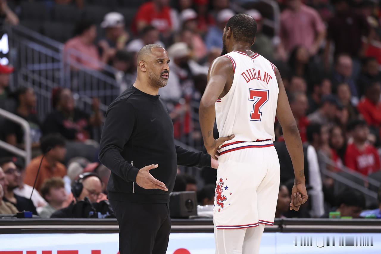 据乌度卡赛前透露，杜兰特在G2第四节还剩7分20秒的一次转换进攻中扭伤了左脚踝，