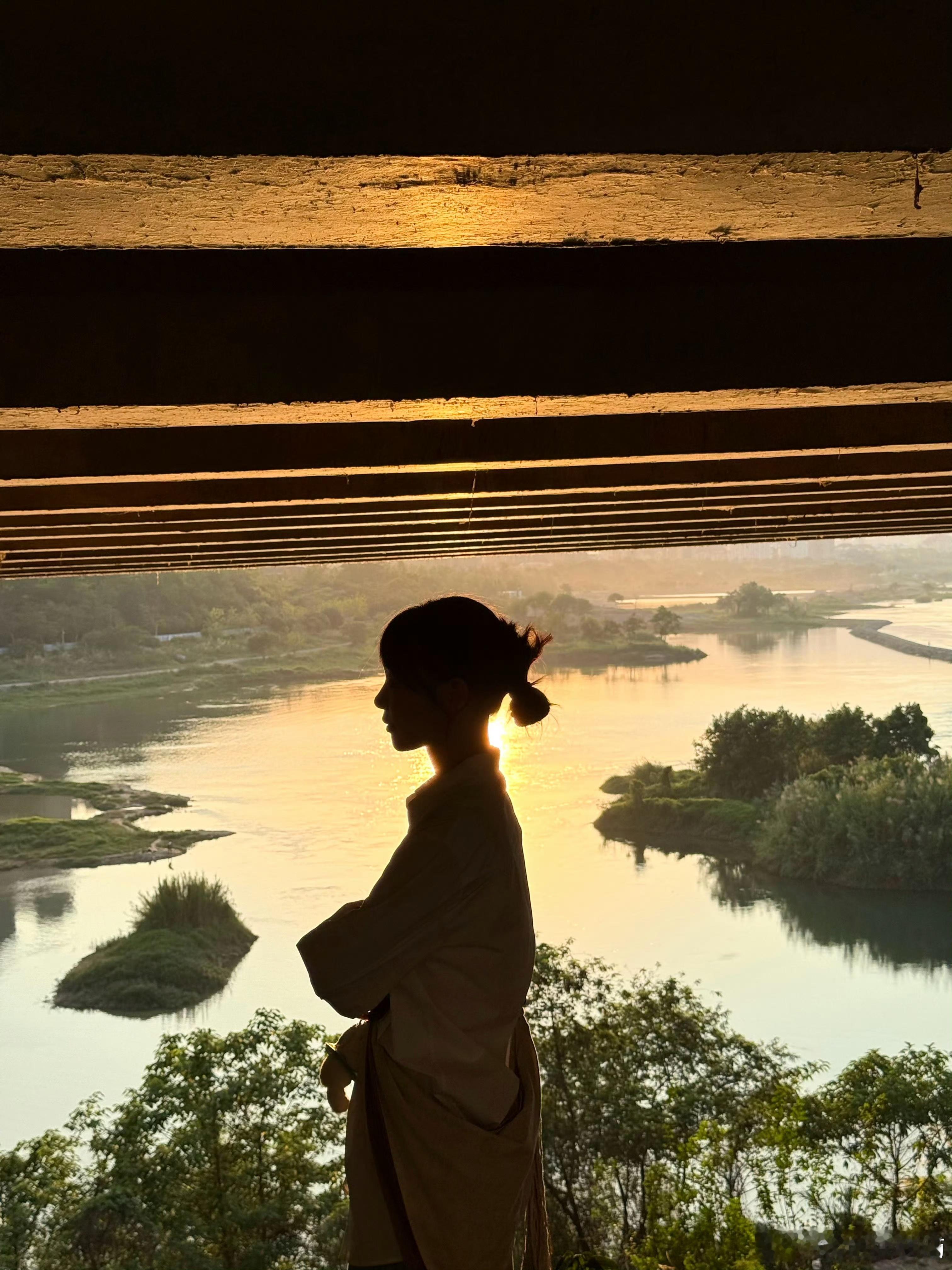 徐梦洁拍戏把胆子练大了 谁能想到徐梦洁能在校园剧和悬疑剧之间自由切换！校园剧里的