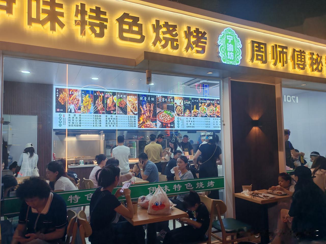 这还是我认识的银川阅彩城集装箱夜市吗？昨晚过来遛弯，老夜市直接大变样了！

有一