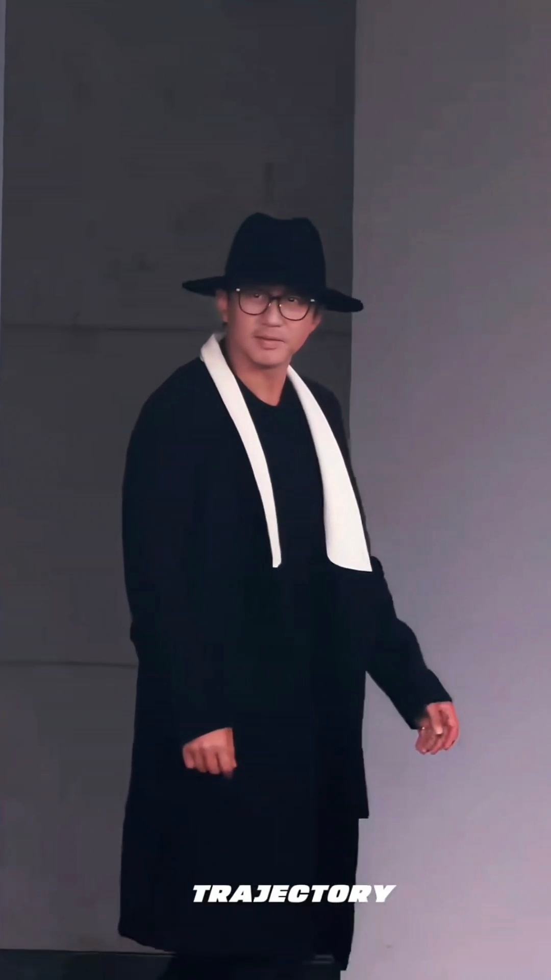 超哥就这样一直等俪姐出来再上车，一家四口整整齐齐and今天这身好像许文强哈哈哈哈