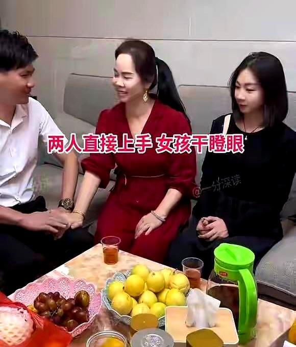 一场相亲，硬生生演成“媒人自荐”。
当母亲把26岁姑娘请上桌时，玉镯当礼，脸却冷