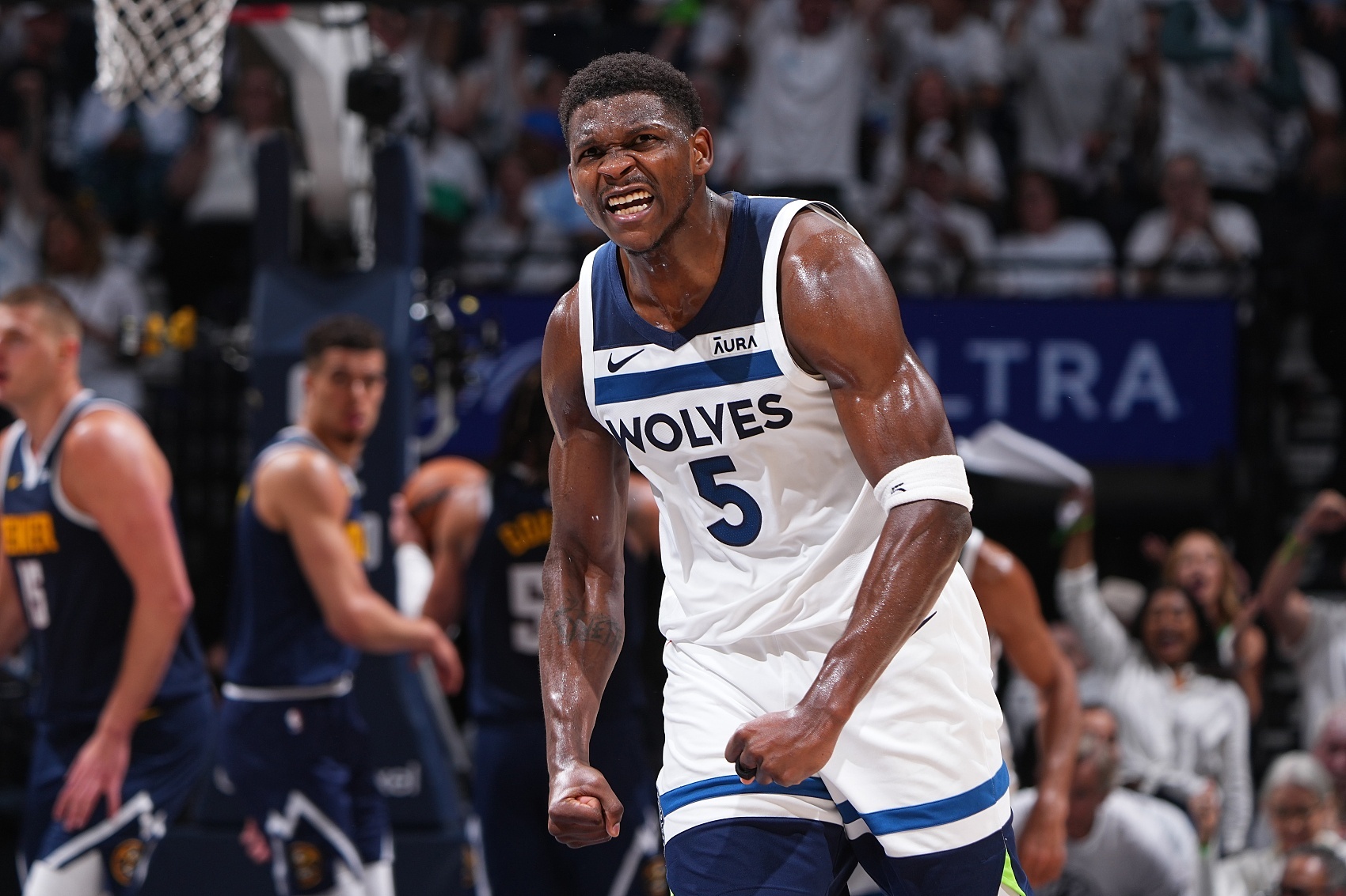 NBA季后赛西部半决赛G6，森林狼在主场以115-70大胜掘金，系列赛比分来到3