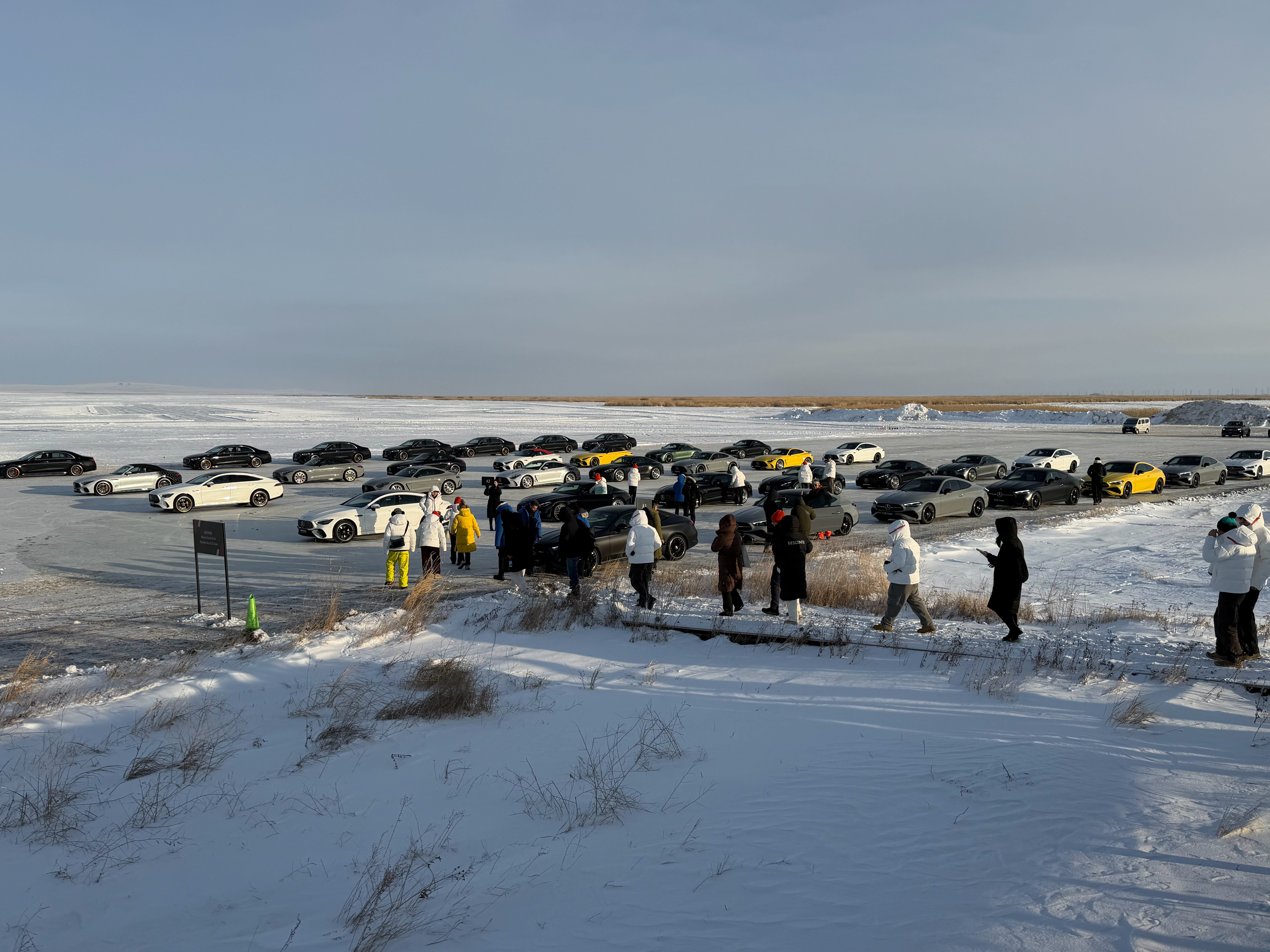 您应该来体验一下奔驰的冰雪，他们把世界上最著名的五条 F1 赛道搬到了冰面上。如