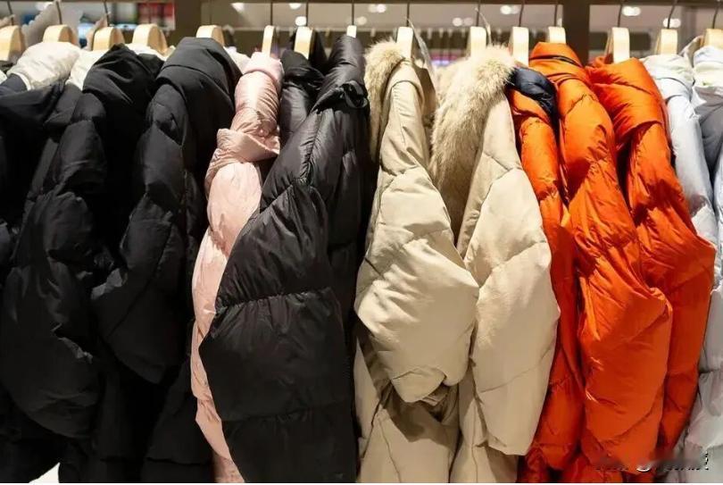 中产没钱了？去超市抢300元羽绒服上热搜，背后真相很多人猜错了。

开年没多久，