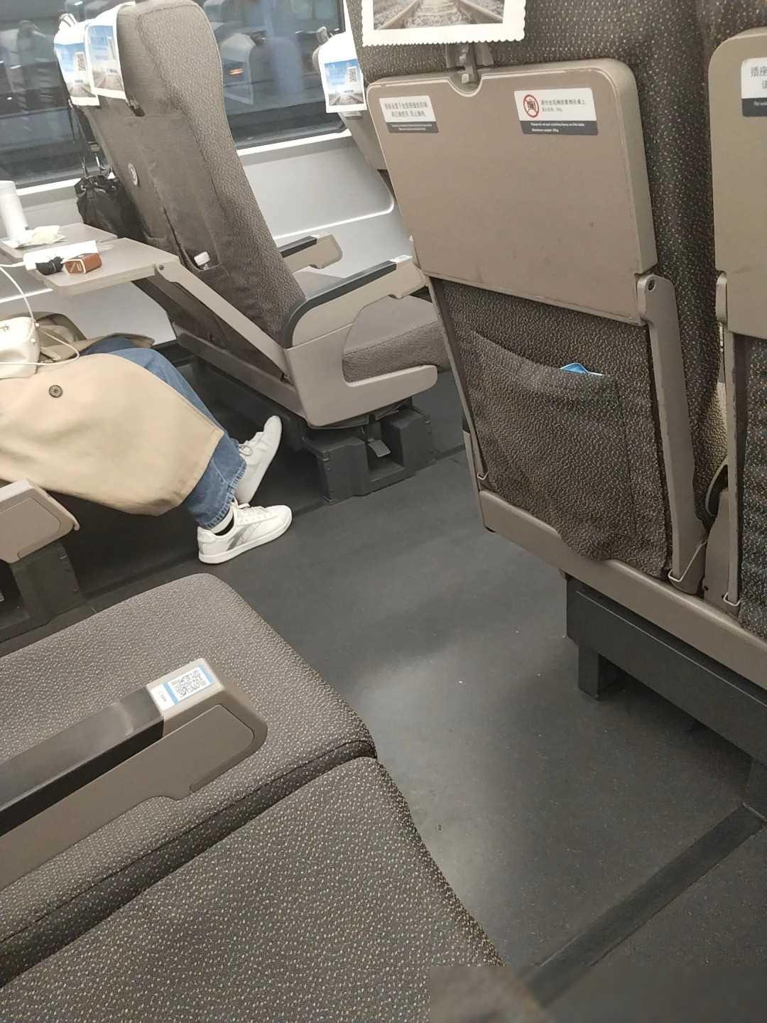 标题：南京南站：旅客购票谜题
南京南站，一个繁忙的交通枢纽，每天都有成千上万的旅