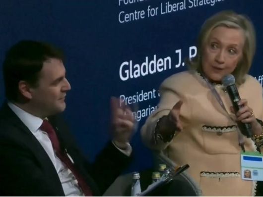 美国前国务卿希拉里与捷克副总理马青卡在慕尼黑安全会议上就特朗普政策发生激烈争执。