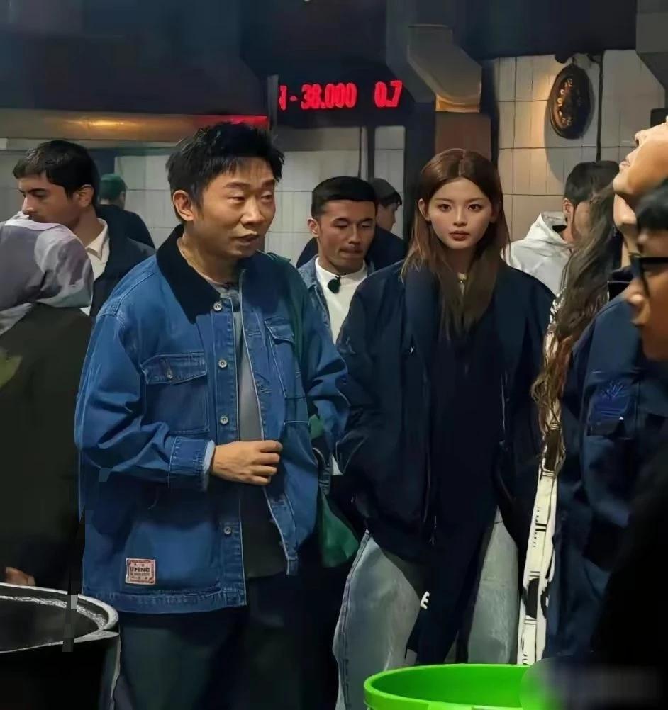 26岁的杨超越和新疆美女同框，网友们直呼：这次汉族美女可是丝毫不输，美得很呢！