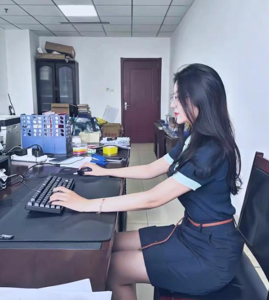 应该说，这三位坐办公室的女干部都天生丽质，长得非常漂亮和水灵，而且她们都正值芳龄