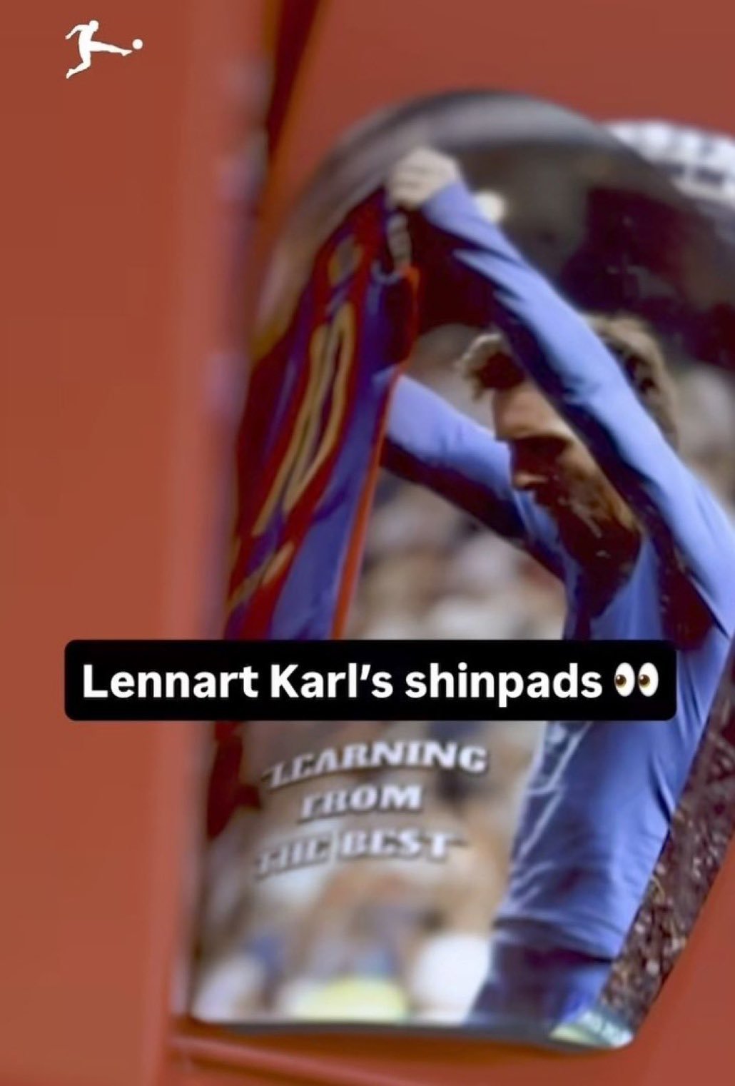 🇩🇪拜仁慕尼黑新星伦纳特·卡尔（Lennart Karl）在他的护腿板上印上