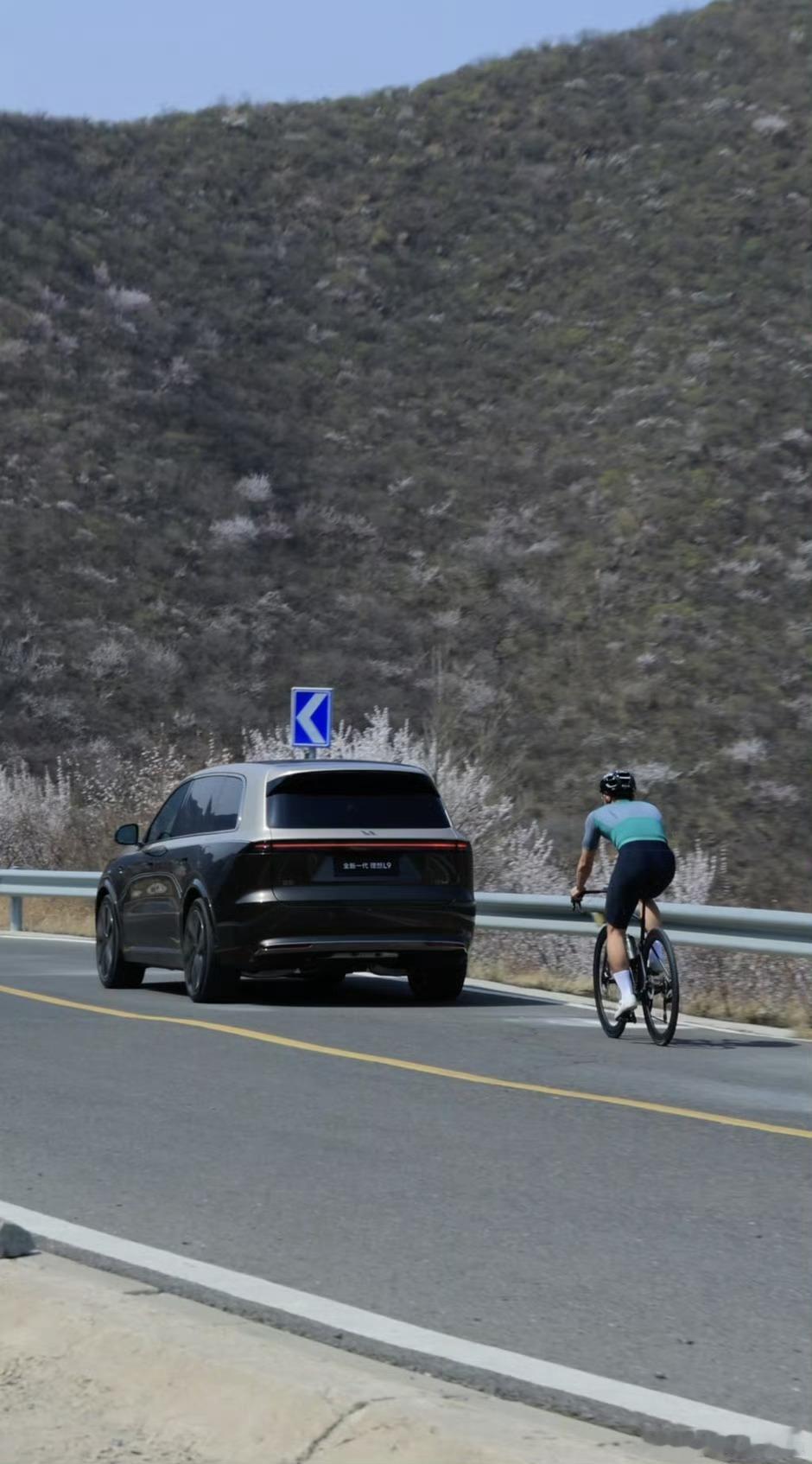 全新理想L9实车曝光车挺好看的，但是我从今天各个博主放出的视频图里，没有明显看到