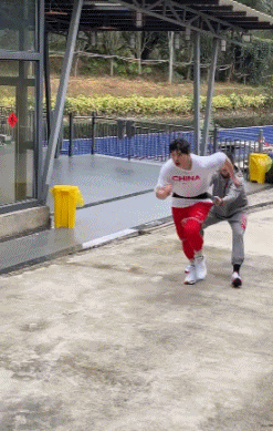王哲林总决赛的表现值得中国男篮的一个位置。不过自从郭士强成为男篮主教练之后，王哲