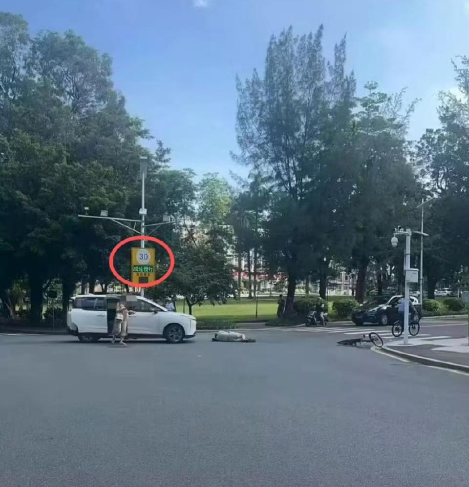 真无语，就在今天华南理工大学校内又发生了一起车祸，一辆白色MVP撞倒路人，被撞到