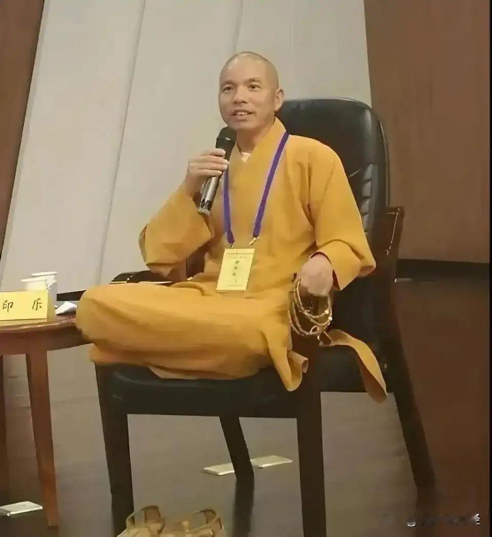 说个打趣的话，释永信和释印乐都是三角眼 ，都不是善茬。但就佛学造诣这块来讲，印乐
