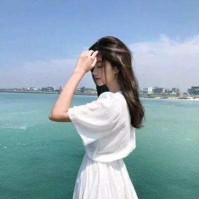 海边轻风拂面，少女白裙飘逸，享受宁静时光。阳光白裙少女 湖边白裙少女 白裙少女风