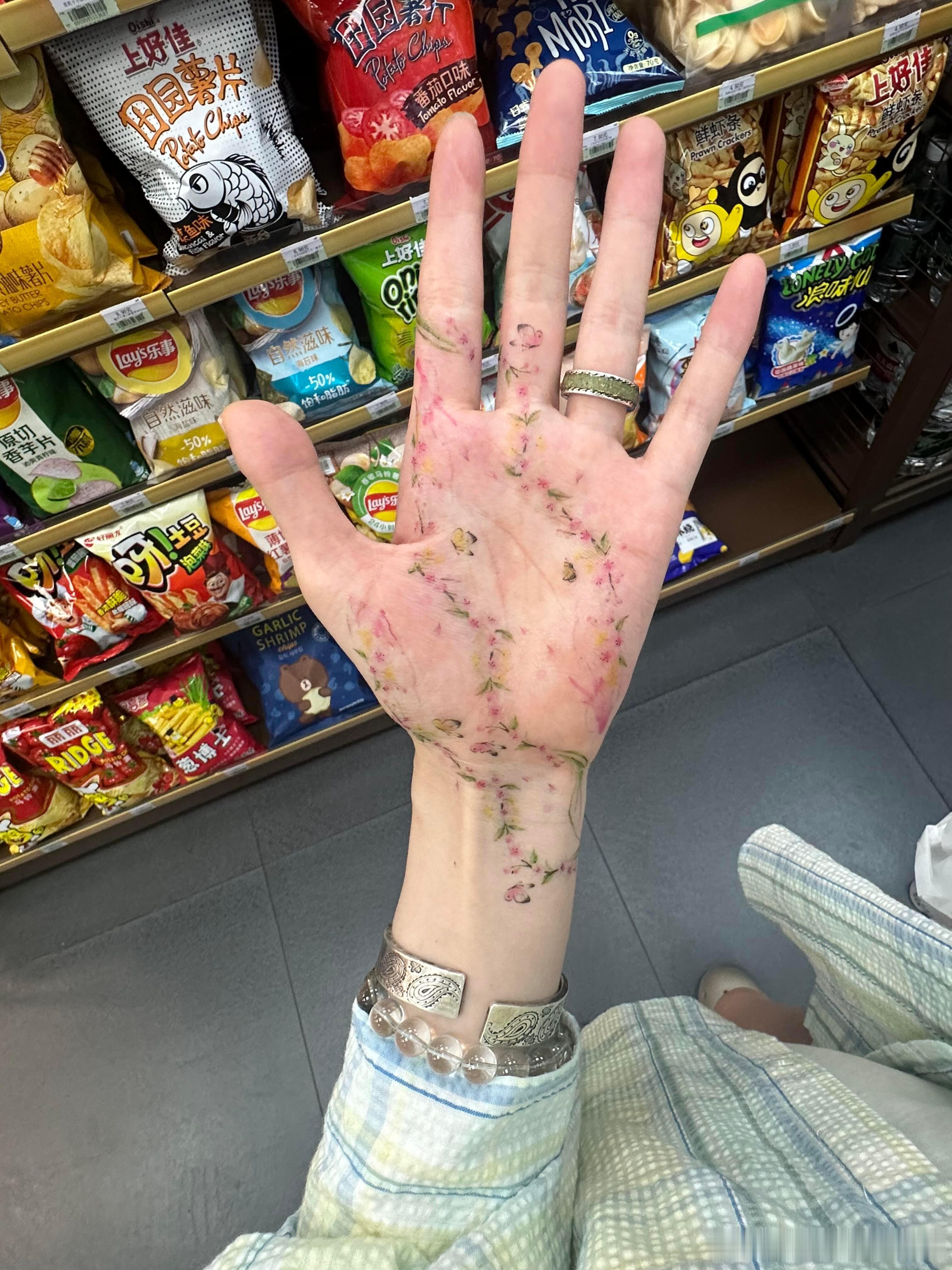 我的伤疤处盛开出花儿🌸纹身贴遮盖-不推荐贴在手掌上 容易掉且不服贴 是因为我手