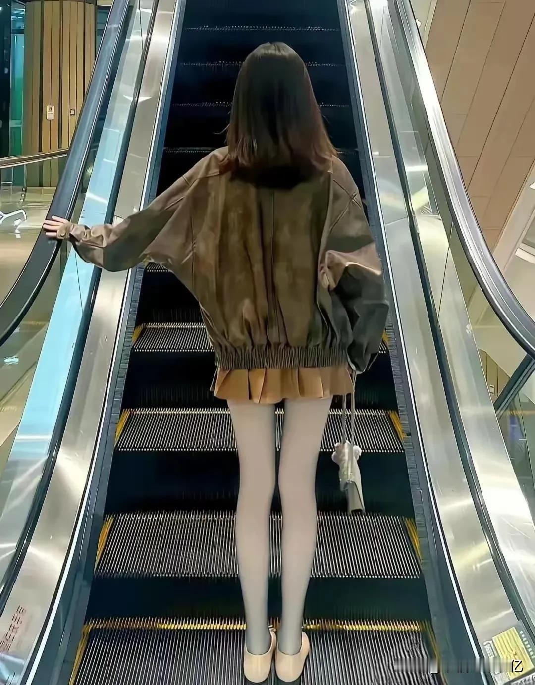 扶梯上，背对镜头，步步向前，仿佛走向未知的未来！