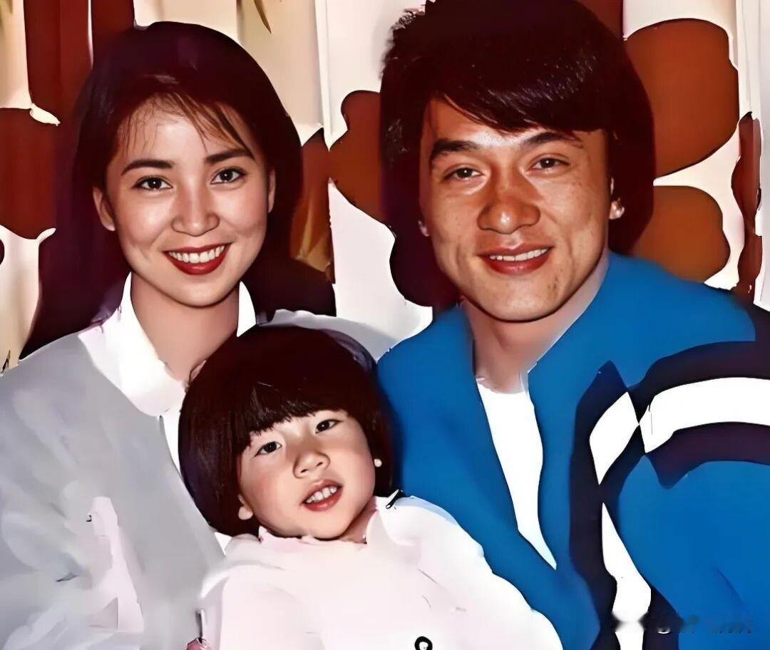 成龙在自传里
写了一句很冷的话，
他盘算过离婚，想让林凤娇净身出户。

一个金马