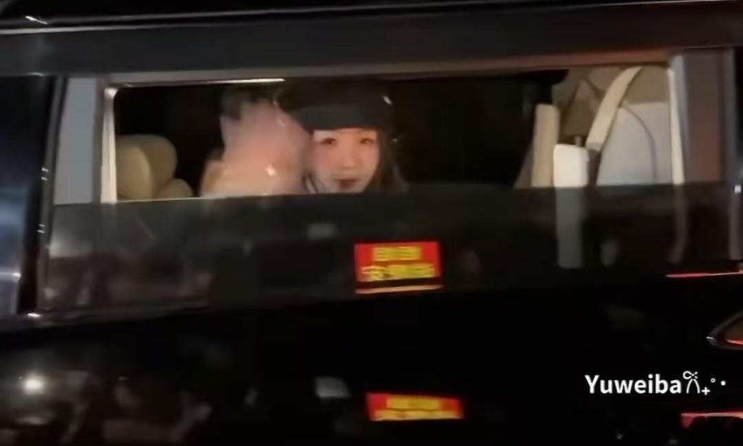 私生用激光笔扫射虞书欣眼睛虞书欣下班营业被激光笔照射虞书欣被私生激光笔照射，好可