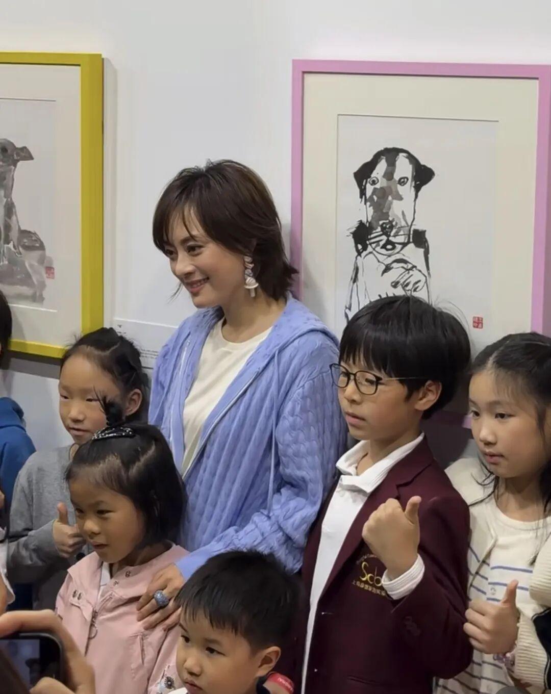 这样的孙俪你喜欢不？

43岁的孙俪在上海参加公益活动，身穿蓝色针织衫，温柔气质