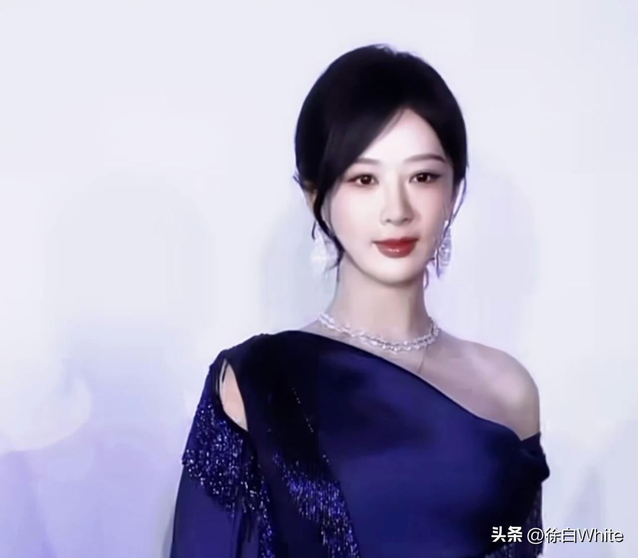 3月10日，杨紫身穿紫色高定现身APM线下活动现场，斜刘海盘发造型获高赞！
活动