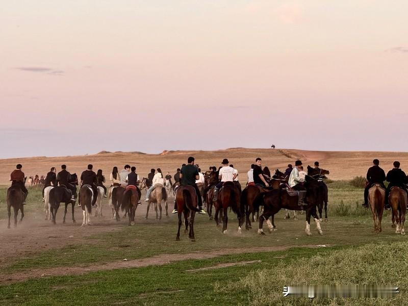对联这玩意儿，真的是老祖宗留给咱的宝藏娱乐。它讲究工整对仗，还得有点意思，从五代