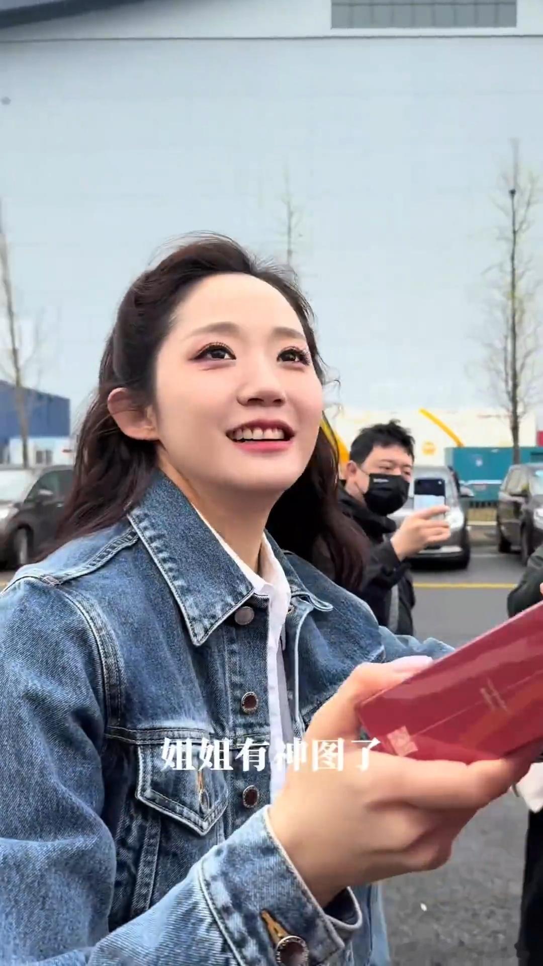 浪姐穿牛仔外套各有各的美 牛仔外套遇上姐姐们，风格百变超吸睛！甜酷、复古、飒爽各