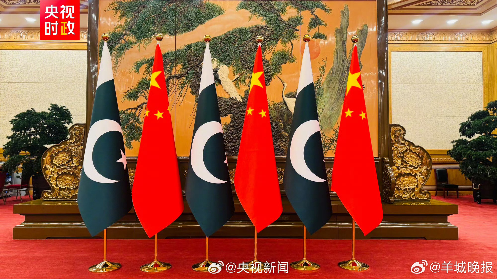 【#习近平会见巴基斯坦总理#】5月25日下午，国家主席习近平在北京人民大会堂会见