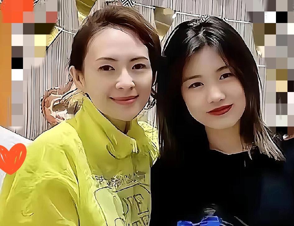 汪峰、葛荟婕都沉默了，
章子怡却用18年的陪伴，
让小苹果从攥着衣角不肯说话，变