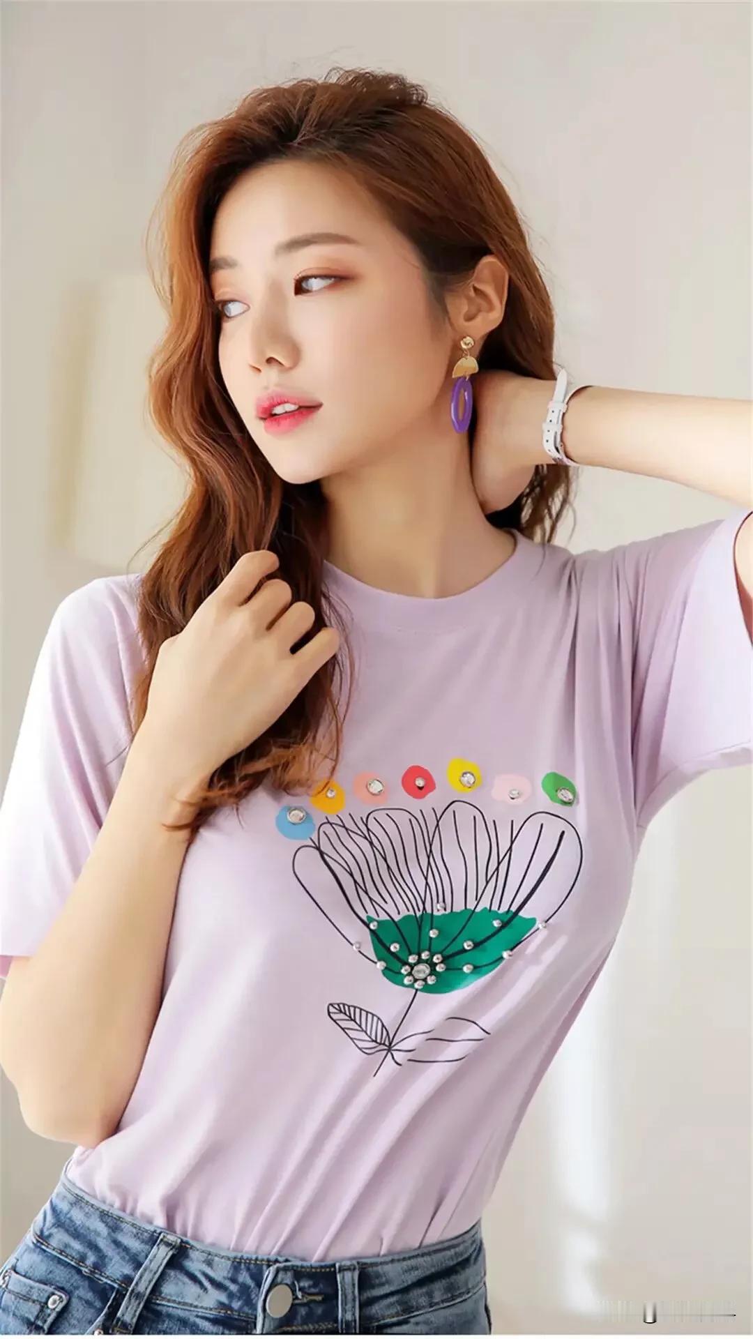 少女心爆棚的粉色T恤配牛仔裤，简直是清新自然少女感的标配！
粉色T恤选得好超加分