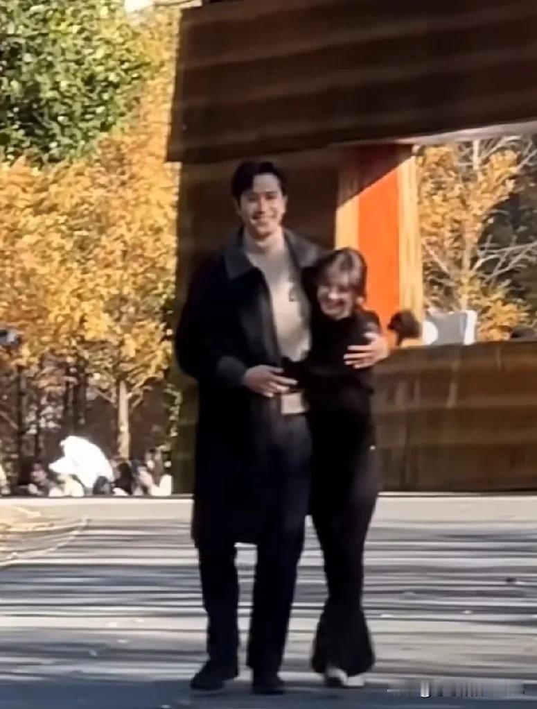 天呐，这也太甜了吧！赵露思穿上高跟鞋后和彭冠英相比，身高还是差好多呢，这可不能怪