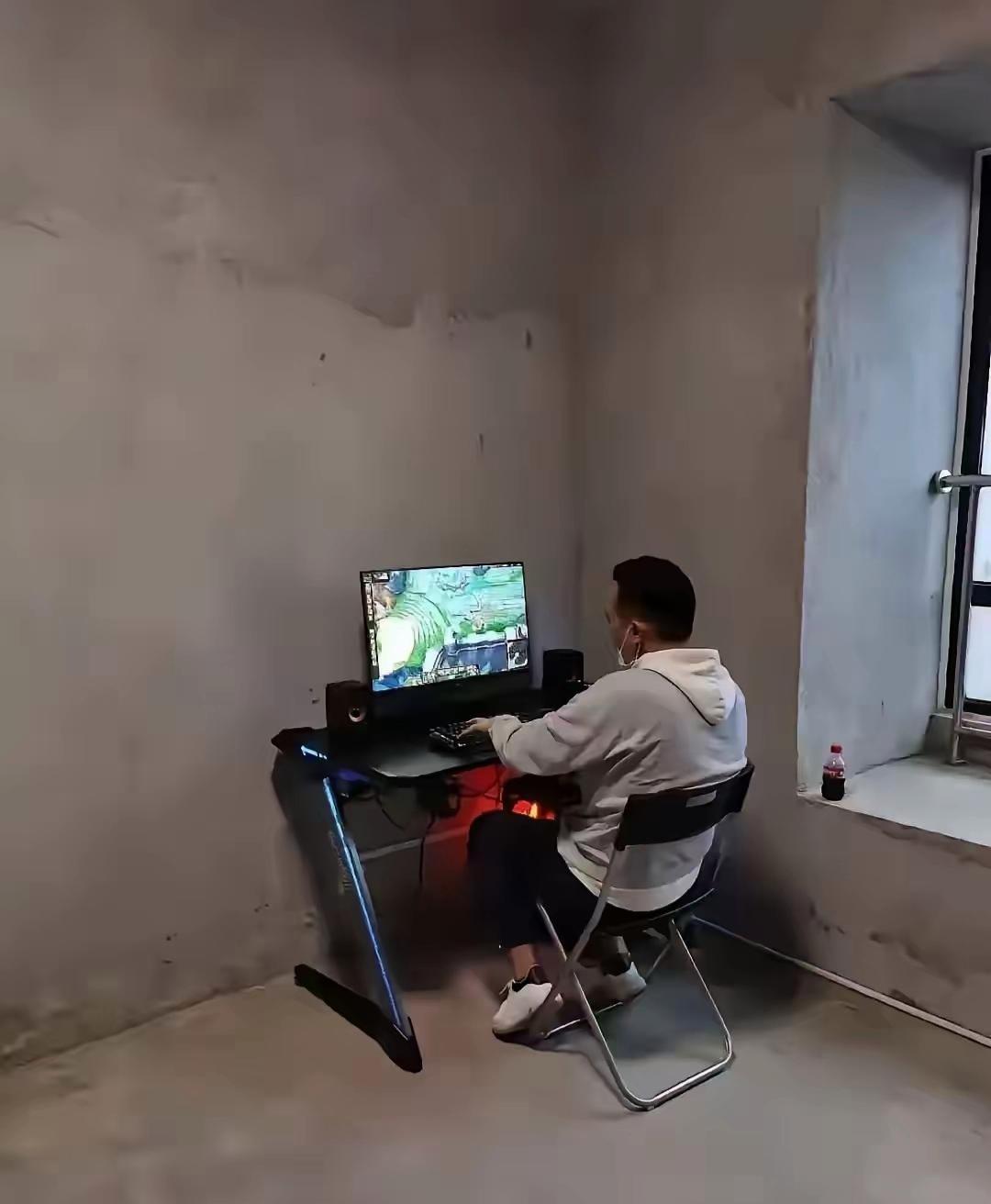 全屋毛坯，没做任何装修，就先摆上电脑桌玩游戏，买房的意义在哪？
 
买房