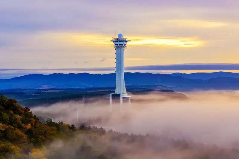 吉林长白山的七彩祥云简直绝了！12月5日就有人邂逅了这梦幻场景，还有人说像龙凤在